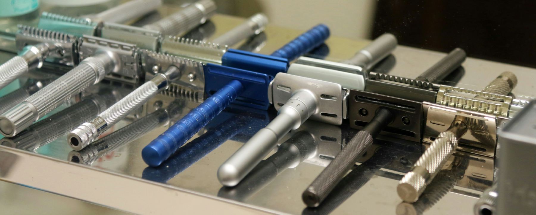 Best safety razors for beginners flat lay